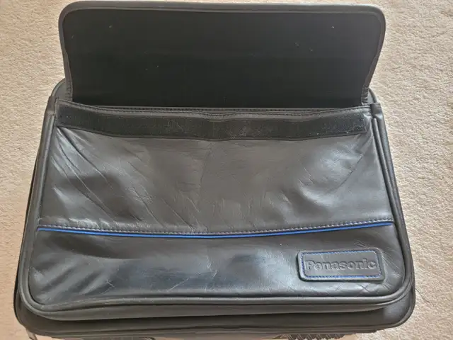 Vintage Leather Laptop Carrying Bag in Bags & Luggage in Saskatoon - Image 4