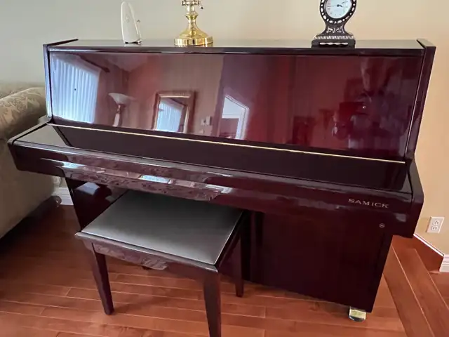 Piano by Samick (quality Manufactured) in Pianos & Keyboards in Laval / North Shore - Image 3