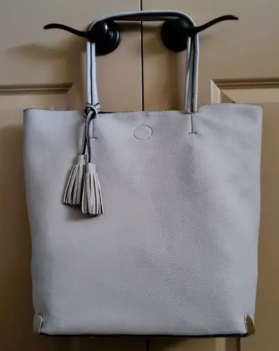 "ARNOLD CHURGIN" tote handbag features: ***an authentic Arnold Churgin bag ***a magnetic snap closur...