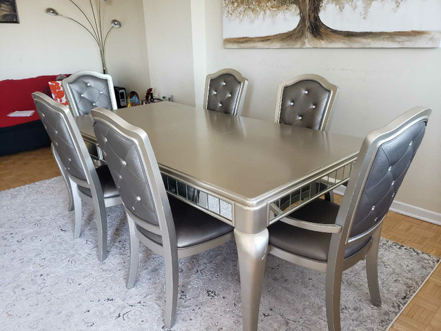 Wood dining table with 6 chairs dans Mobilier de salle à manger et cuisine  à Ville de Montréal