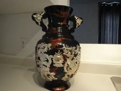 Vase chinois en bois laqué (7 couches) acheté en Chine A noter qu'il y a une légère fissure dans la...