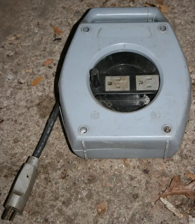 4 outlet winding extention cord in Other in Oakville / Halton Region - Image 3