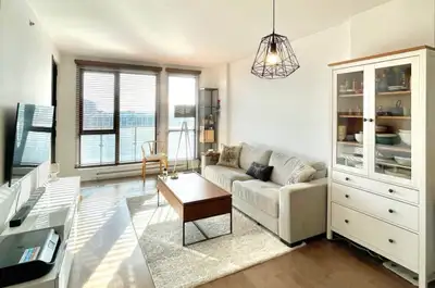Modern 1b1b Condo in Griffintown – Fully Furnished – Electricity & Internet Included – Just Move In!...