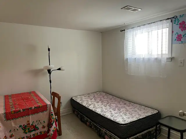 STEELES AND BATHURST BRIGHT ROOM BASEMENT NORTH YORK NEAR BUS