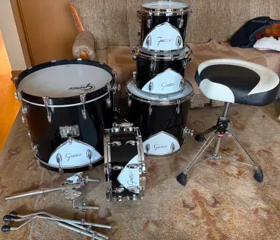 For sale is this Gretsch 57 Motor City edition drum set with matching throne. Toms are 10, 12, 16, S...
