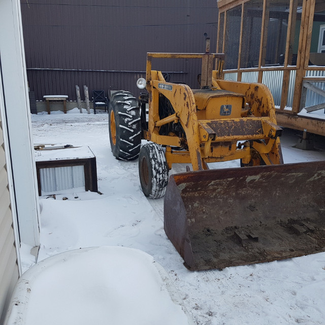 401 JD INDUSTRIAL TRACTOR FOR SALE in Farming Equipment in Regina - Image 2