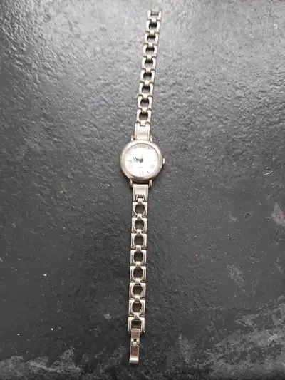 Nice working ladies watch ⌚ with brand new battery. Rumours quartz with nice face with no scratches...