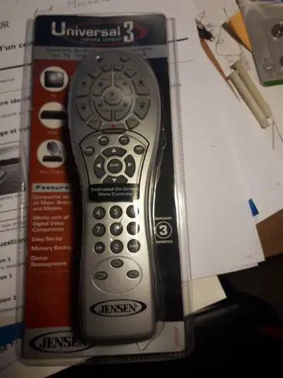 Telecommande neuve modele Jensen qui controle tele, VCR antenne satellite et autre. Voir les photo s...