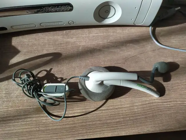 console xbox 360 avec accessoires et 7 jeux in XBOX 360 in Longueuil / South Shore - Image 5