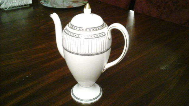 IVORY BONE CHINA COFFEE POT - WEDGWOOD - COLONNADE in Arts & Collectibles in City of Toronto