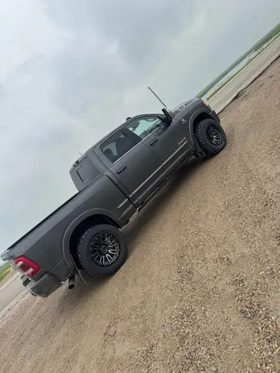 20x10 -18 Fuel rebel wheels 8x6.5 bolt pattern, nice shape