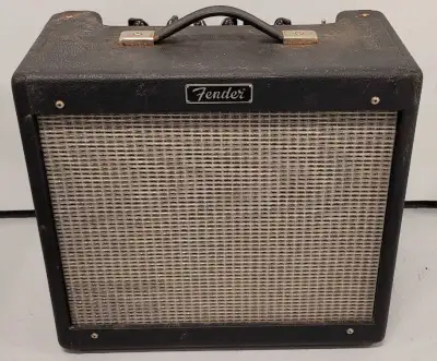 The Fender Blues Junior is a highly popular 15-watt tube combo amplifier known for its portability,...