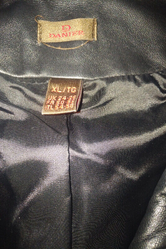 Danier leather vest xl in Women's - Tops & Outerwear in Oshawa / Durham Region - Image 2