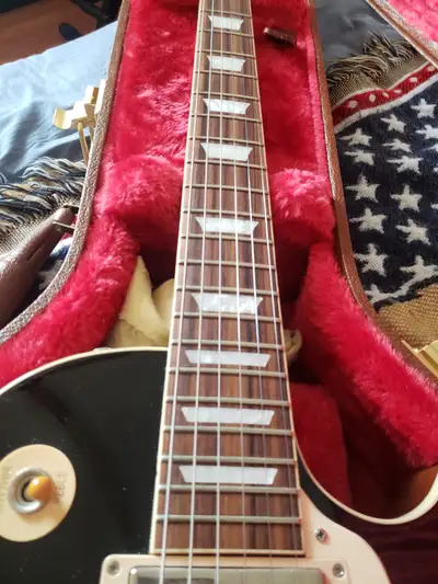 1st owner new condition, setup and plays effortlessly. Beautiful wood grain everywhere, case include...