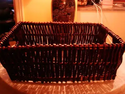 Les dimensions sont: 18 pouces x 13 1/2 pouces x 6 pouces hauteur En excellent condition posibilité...