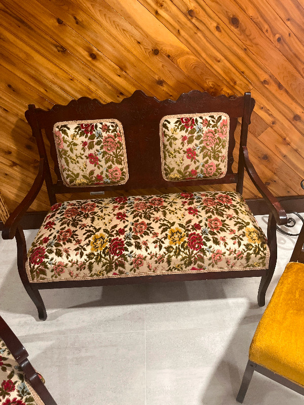 Chairs and Love seat (Antique) in Arts & Collectibles in Moncton - Image 3