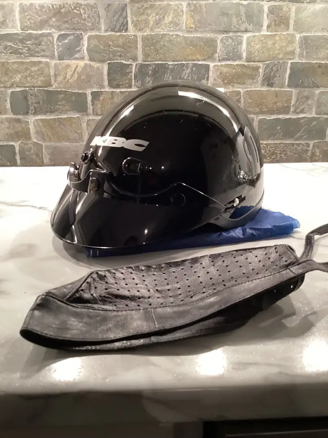 Casque de moto un neuf un usager bol small in Motorcycle Parts & Accessories in Longueuil / South Shore - Image 3