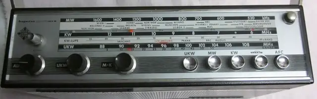 Vintage Telefunken Bajazzo Sport 101K transistor radio in Arts & Collectibles in Guelph - Image 3