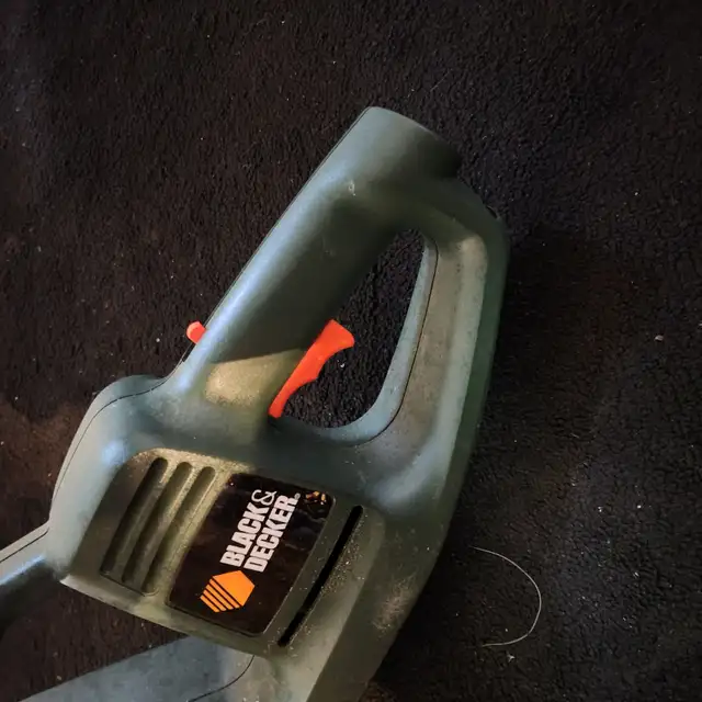 13'' hedge trimmer black & decker green in Lawnmowers & Leaf Blowers in Oakville / Halton Region - Image 5