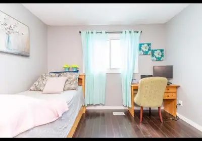 Private room available on Main Floor available from 1st Aug @ Hurontario & William Pkwy. Parking ava...