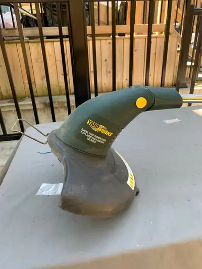 This Yardworks electric grass trimmer/edger is ready to tidy up your lawn! It's in used condition bu...