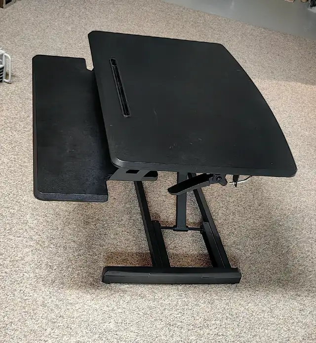 Adjustable standing desk