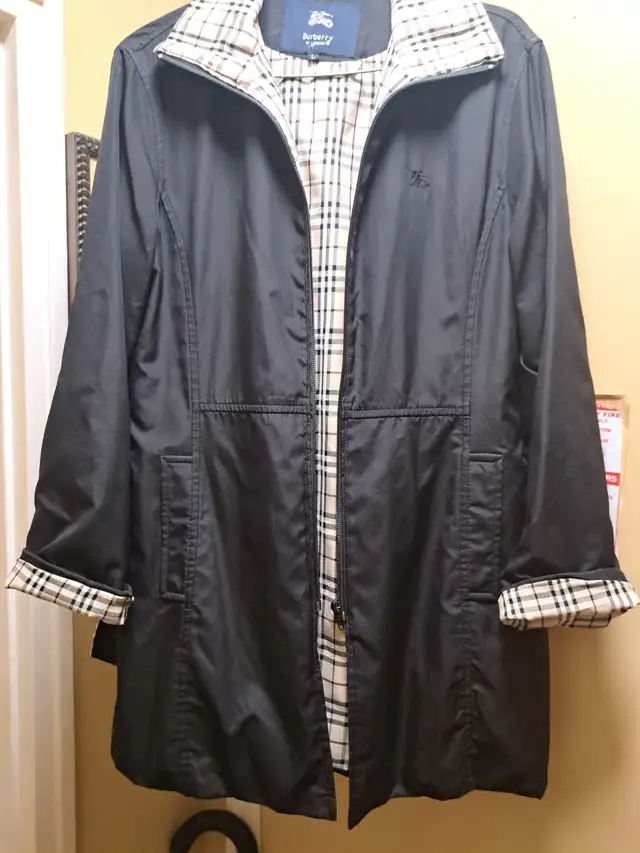 Burberry London Jacket Coat Full Zip Belted Water Resistant in Women's - Tops & Outerwear in City of Toronto - Image 3