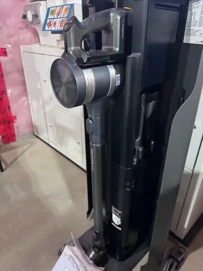 The LG CordZero A937 comes with 2 batteries and 3 dust bags.