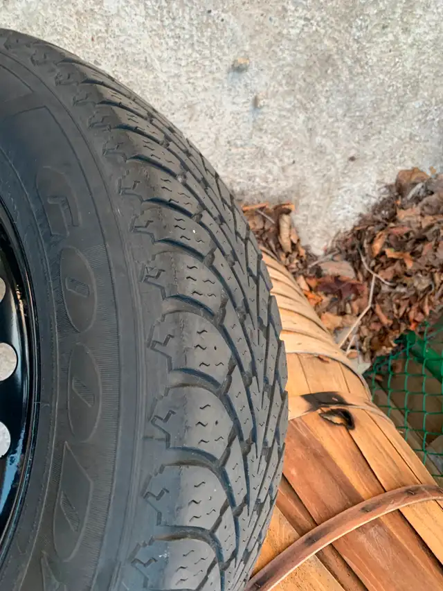 Used winter tires on rim (set of 4 tires) in Tires & Rims in Mississauga / Peel Region - Image 4
