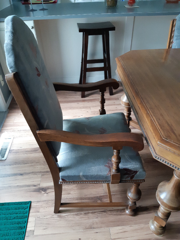 Antique diningroom table and 6 chairs Dining Tables & Sets