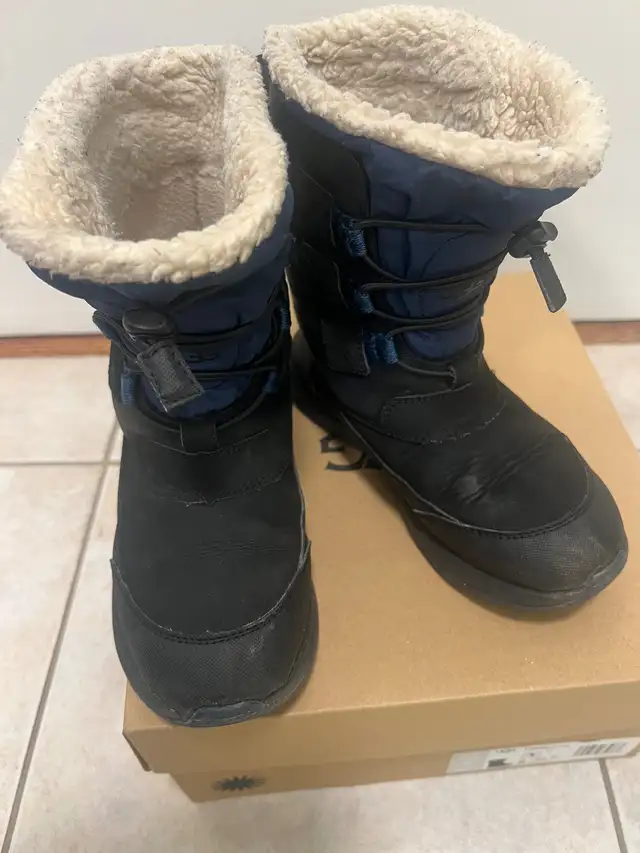 UGG boots - kids size 1 in Kids & Youth in City of Toronto - Image 3