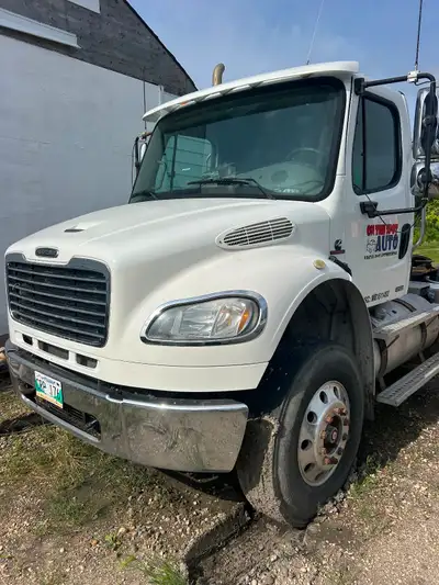 Low KM 2012 Freightliner single axle truck. Nice condition. Only 281490km. Manuel 10 speed transmiss...