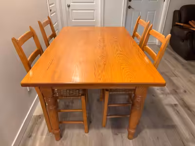 Table en chêne avec 2 panneaux de rallonge amovibles et 4 chaises confortables en babiche en excelle...