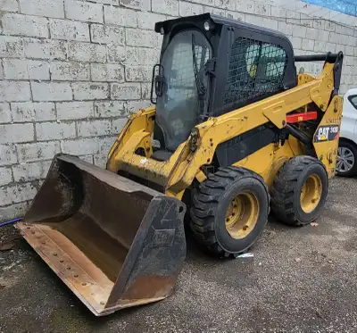 Get the job done right with this reliable 2017 CAT 242D skid steer that is ready to tackle your toug...