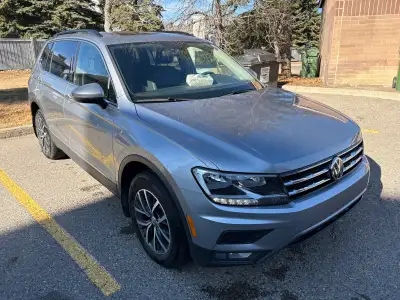 2020 tiguan , clean carfax , one owner , accident free, low kms, syklight view , 7 seater , 4 motion
