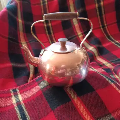 A little round Portugese heavy copper kettle w. a brass and walnut fixed handle and walnut knob. Ful...