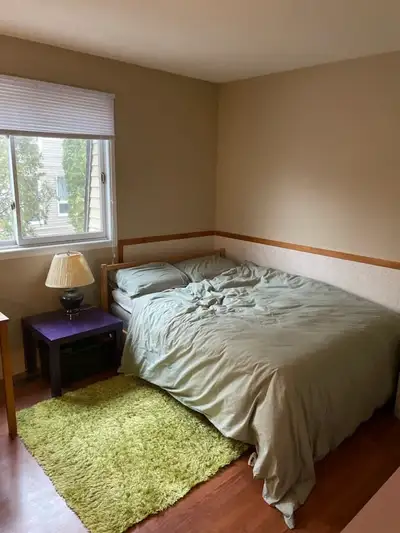 GREAT LOCATION... LARGE ROOMS in QUIET BAYSHORE HOME. Near Bayshore and Lincoln Fields. Many Buses a...