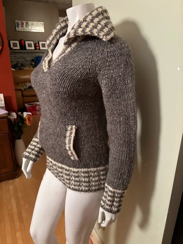 Wool Handknit Sweater in Women's - Tops & Outerwear in Kitchener / Waterloo - Image 4