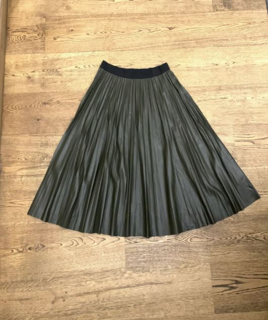 Max & Co: Vegan Leather Mid-Length Skirt in Women's - Dresses & Skirts in City of Toronto - Image 2
