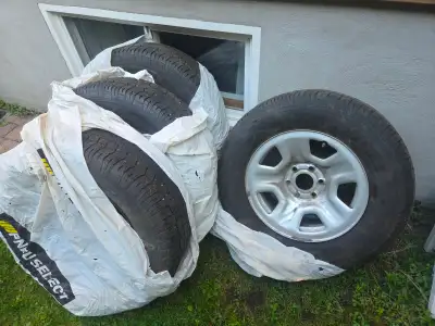 4 pneus d’hiver Hercules avec jantes MOPAR Dimension : 275/65R18 Pneus usagés Jantes MOPAR Vendus te...