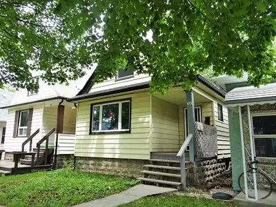 -two rooms available in a 4 bedroom detached house near University of Windsor -one bathroom, one kit...