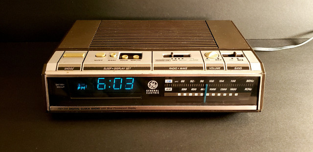 Vintage GENERAL ELECTRIC digital AM/FM alarm clock radio in General Electronics in City of Toronto - Image 2