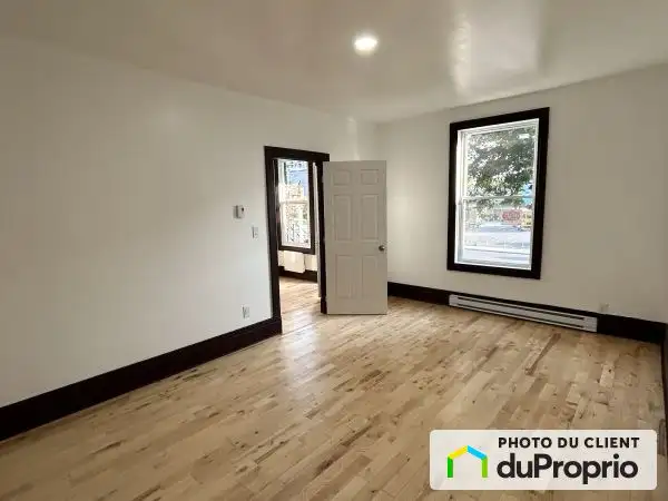 5.5 next to metro Parc & campus MIL (avail July)
