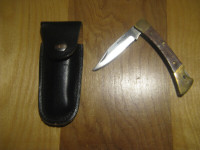 Couteau pliant Stainless China avec étui pour la ceinture.