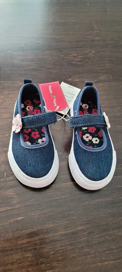 New with tags, these shoes are size 7 from Gymboree. The flower detail is so cute and the dark denim...