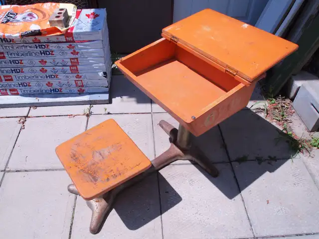 Pupitre d'école avec structure en fonte in Desks in Longueuil / South Shore - Image 3