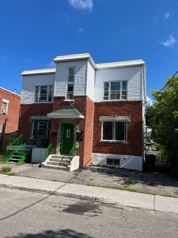 Appartement à louer avec une charmante cour et 4 électros inclus