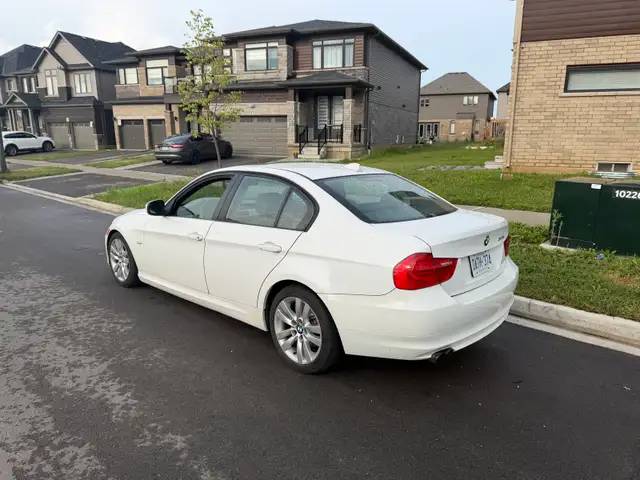 BMW 323i 2011 523046199398901763
