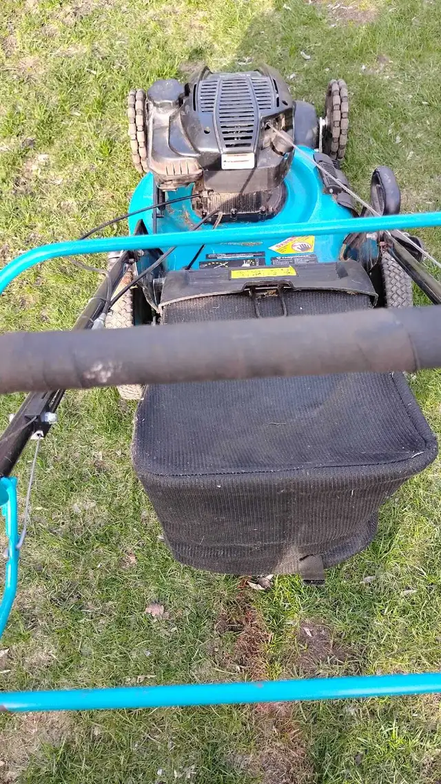 Lawnmower Yardwork self-propelled 1 pull start in Lawnmowers & Leaf Blowers in London - Image 8