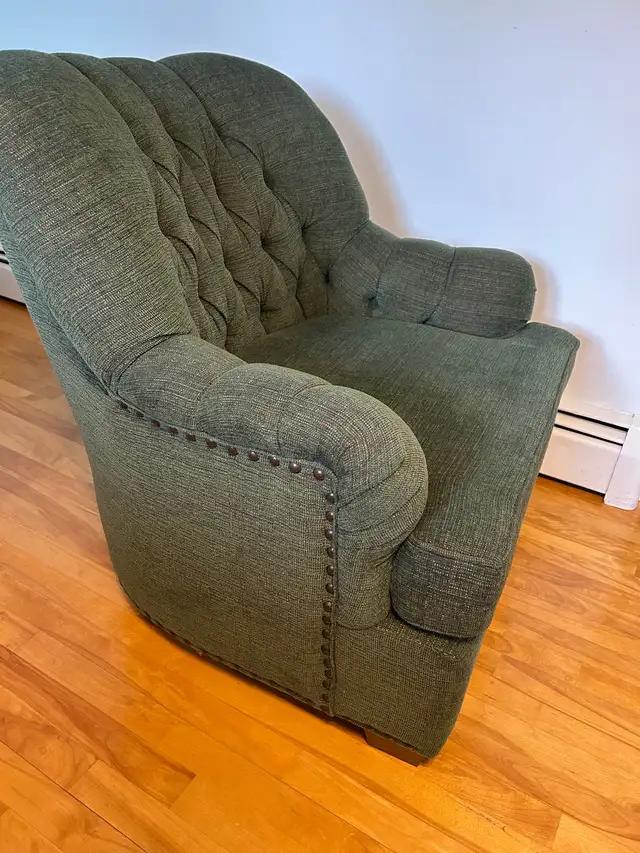 like new quality Canadian made arm chair  in Chairs & Recliners in Charlottetown - Image 2